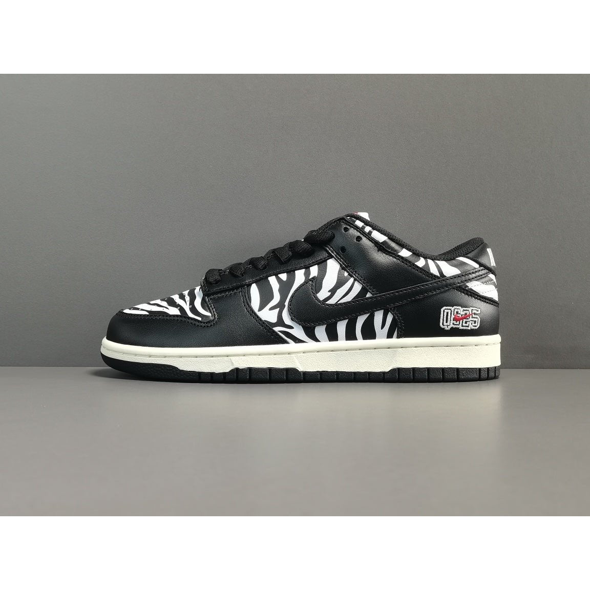 NIKE SB DUNK x QUARTERSNACKS ZEBRA