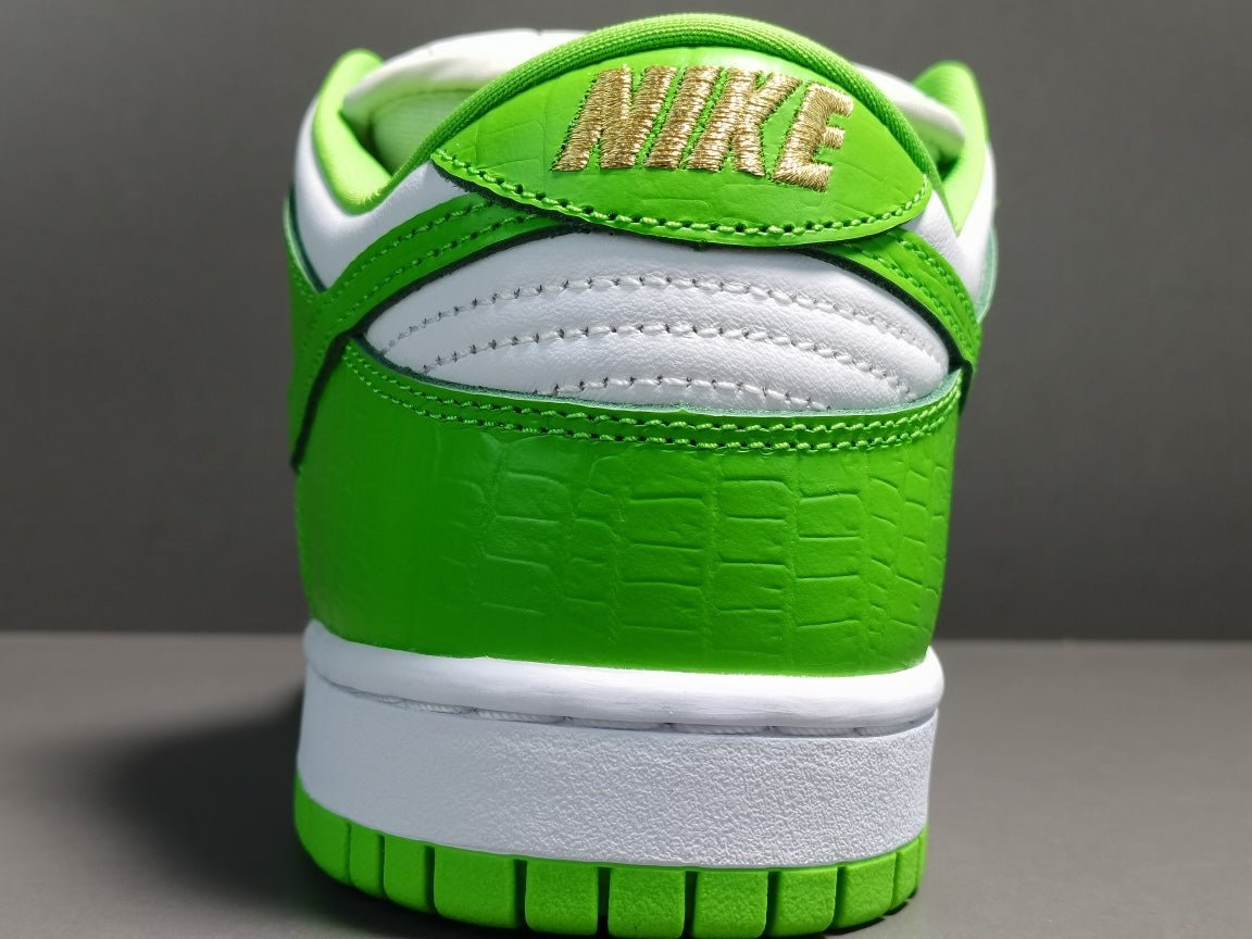 NIKE SB DUNK x SUPREME STARS MEAN GREEN