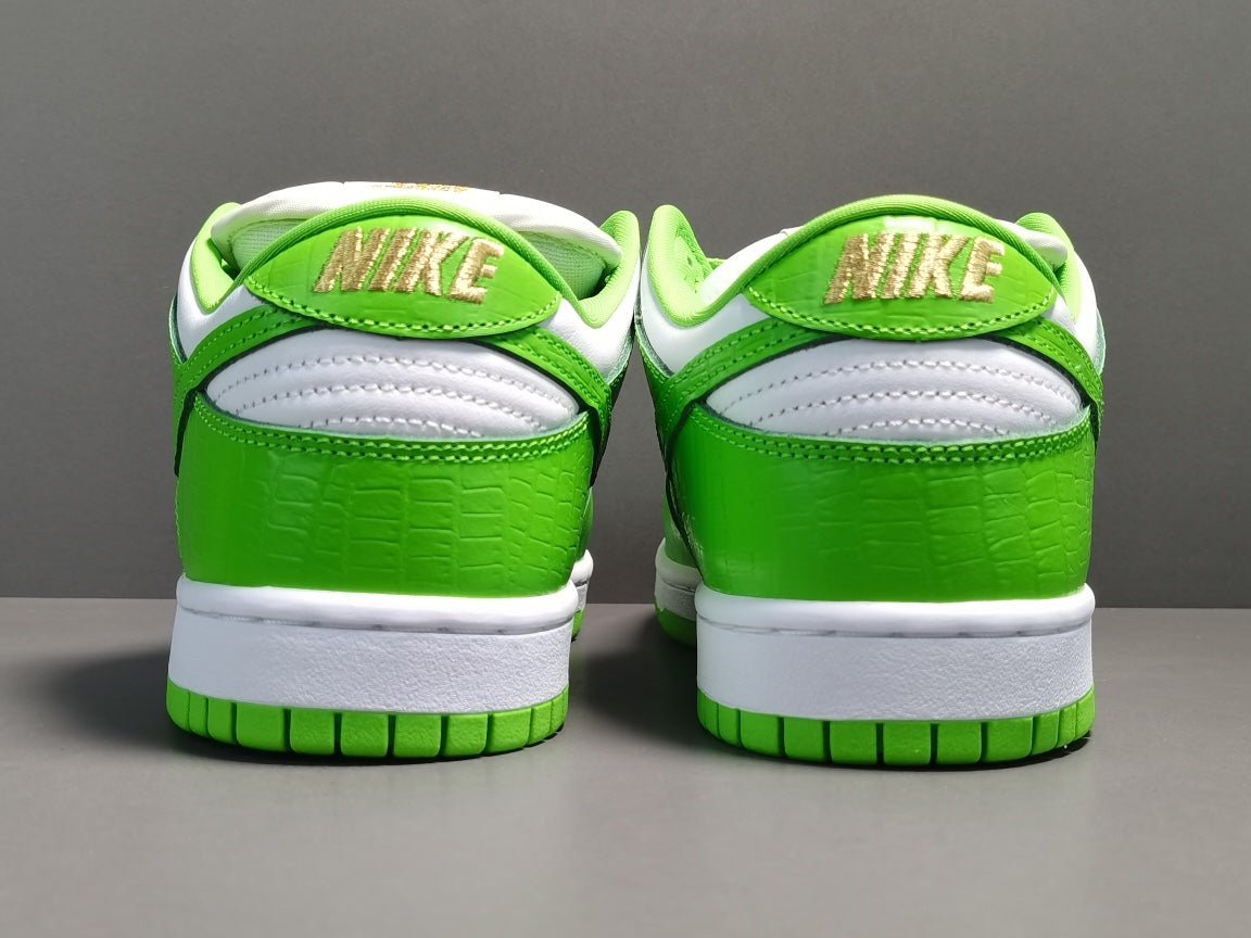 NIKE SB DUNK x SUPREME STARS MEAN GREEN