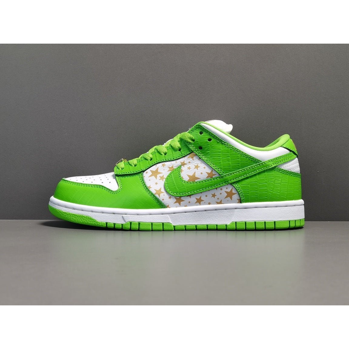 NIKE SB DUNK x SUPREME STARS MEAN GREEN